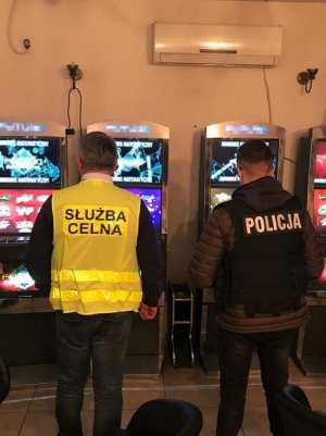 policjant przed automatem do gier
