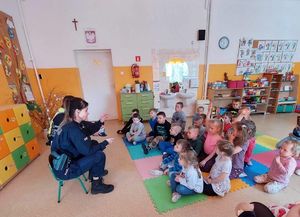 policjanci z dziećmi w przedszkolu
