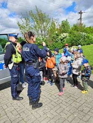 dzieci i policjanci na dworze